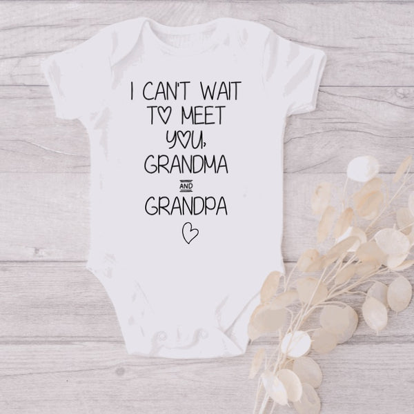 Personalised pregnancy announcement onesie (I can't wait)
